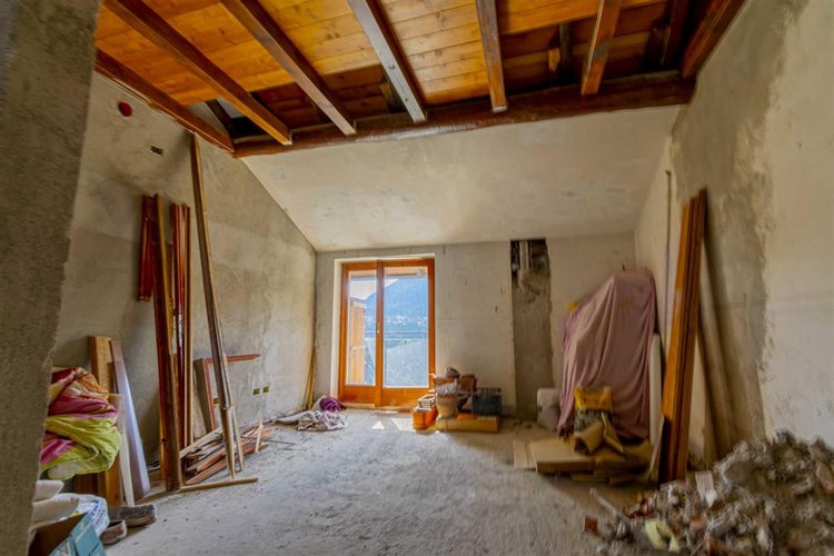 Serina, in casa d'epoca due appartamenti da riattare Serina