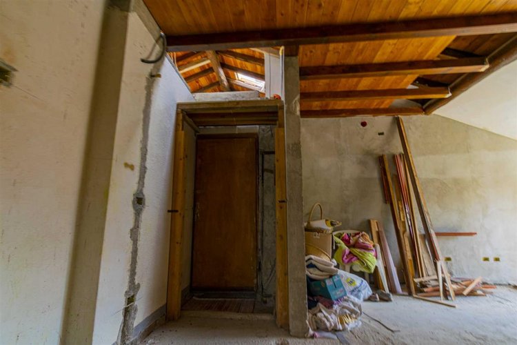 Serina, in casa d'epoca due appartamenti da riattare Serina