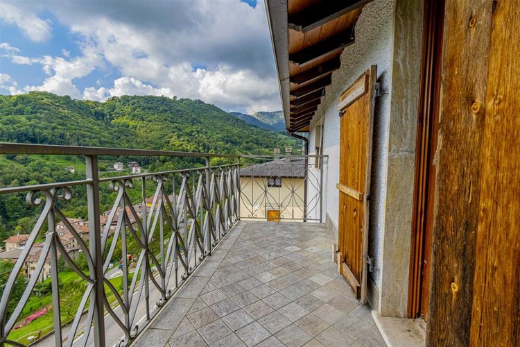 Serina, in casa d'epoca due appartamenti da riattare Serina