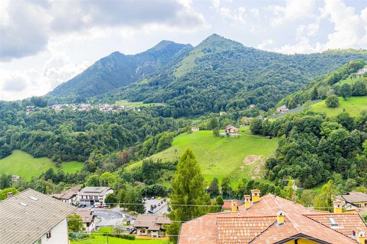Serina, in casa d'epoca due appartamenti da riattare Serina