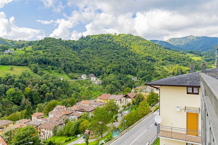 Serina, in casa d'epoca due appartamenti da riattare Serina