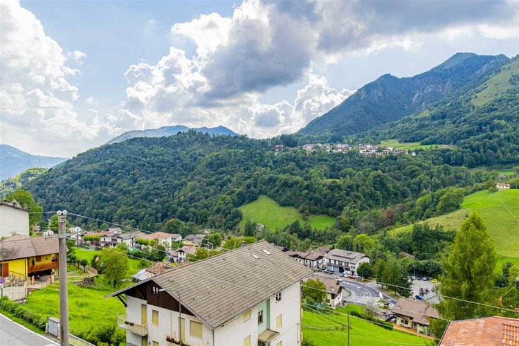 Serina, in casa d'epoca due appartamenti da riattare Serina