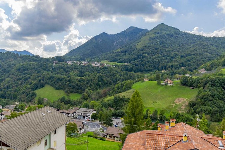Serina, in casa d'epoca due appartamenti da riattare Serina