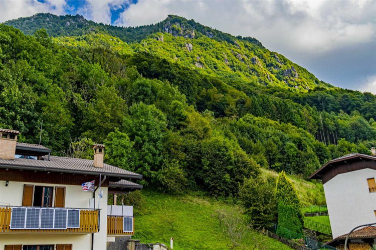Serina, in casa d'epoca due appartamenti da riattare Serina