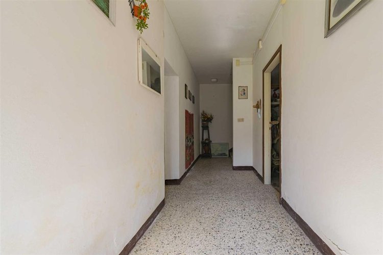 Algua immersa nel verde, porzione di casetta storica Algua