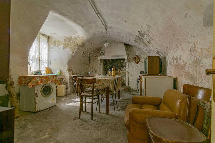 Algua immersa nel verde, porzione di casetta storica Algua