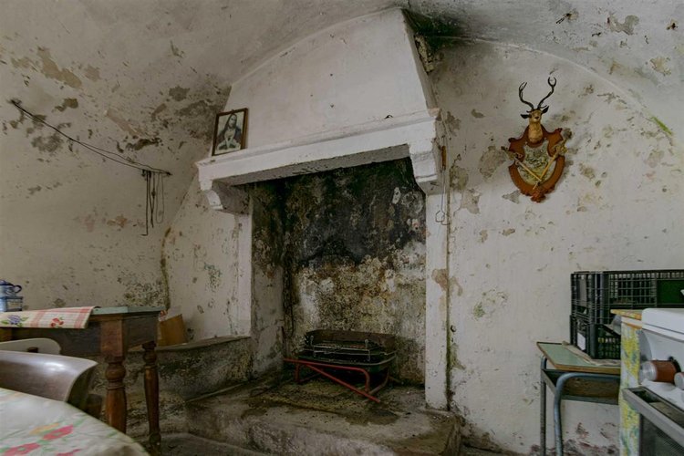 Algua immersa nel verde, porzione di casetta storica Algua