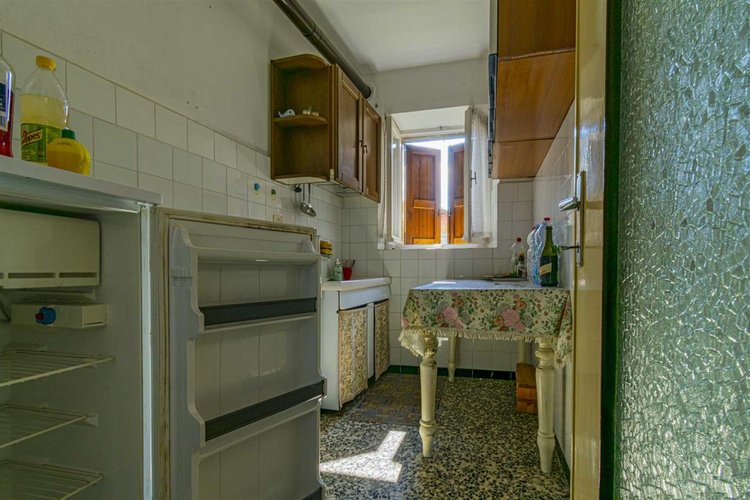 Algua immersa nel verde, porzione di casetta storica Algua