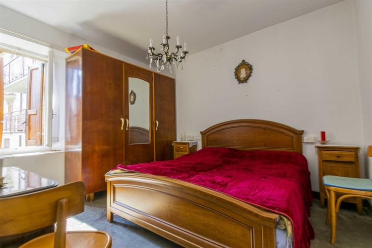 Algua immersa nel verde, porzione di casetta storica Algua