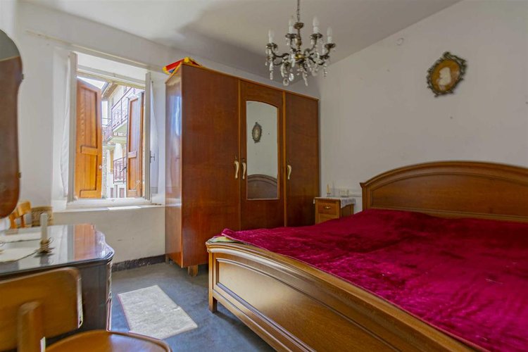 Algua immersa nel verde, porzione di casetta storica Algua