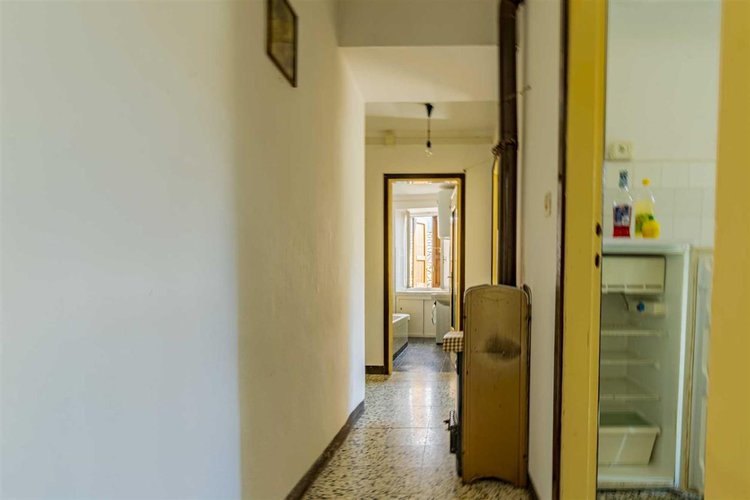 Algua immersa nel verde, porzione di casetta storica Algua