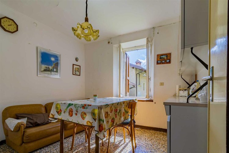 Algua immersa nel verde, porzione di casetta storica Algua