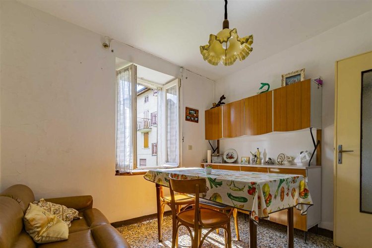 Algua immersa nel verde, porzione di casetta storica Algua