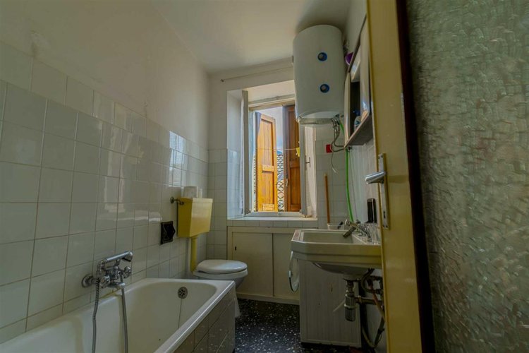 Algua immersa nel verde, porzione di casetta storica Algua