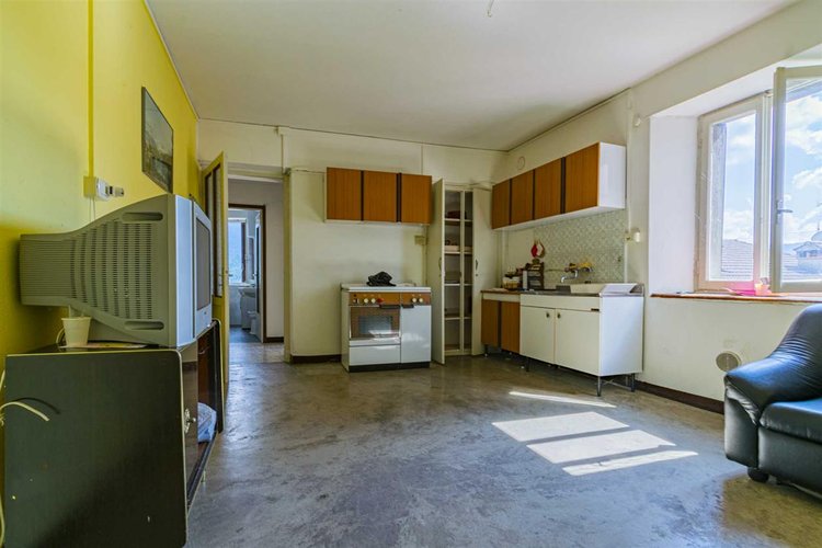 Algua immersa nel verde, porzione di casetta storica Algua