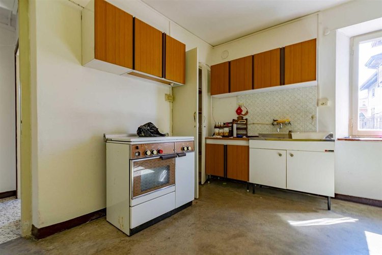 Algua immersa nel verde, porzione di casetta storica Algua