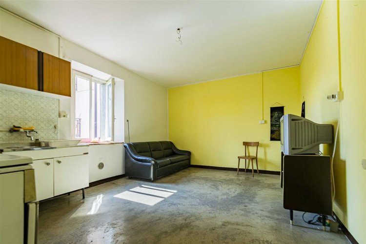 Algua immersa nel verde, porzione di casetta storica Algua