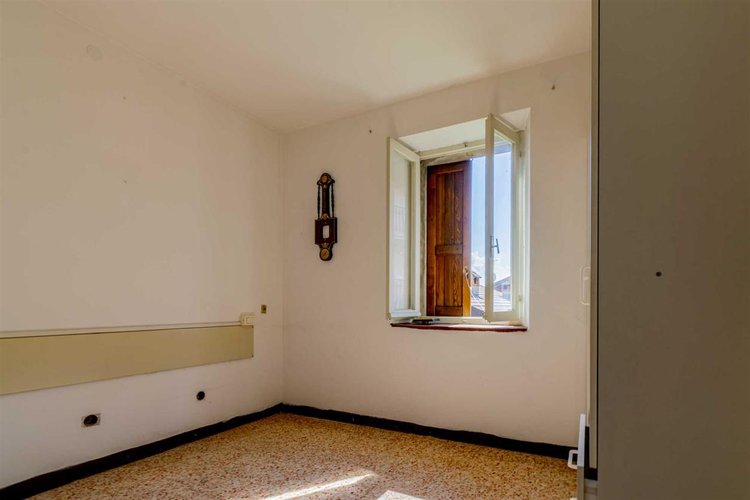 Algua immersa nel verde, porzione di casetta storica Algua