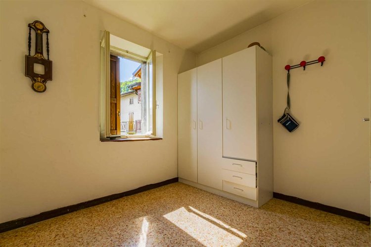 Algua immersa nel verde, porzione di casetta storica Algua