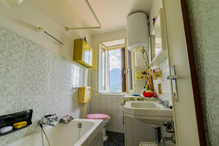 Algua immersa nel verde, porzione di casetta storica Algua