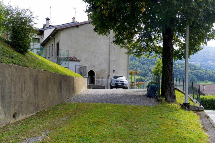 Costa Serina, imperdibile porzione di casa con godibilissimo giardino Costa Serina