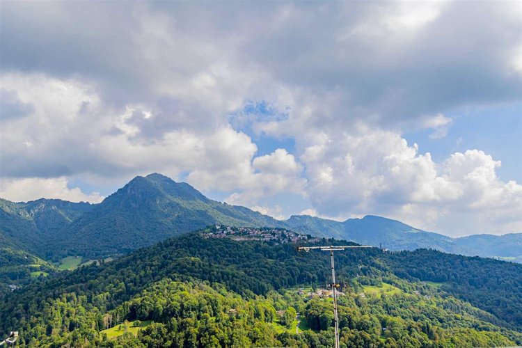 Algua immersa nel verde, porzione di casetta storica Algua