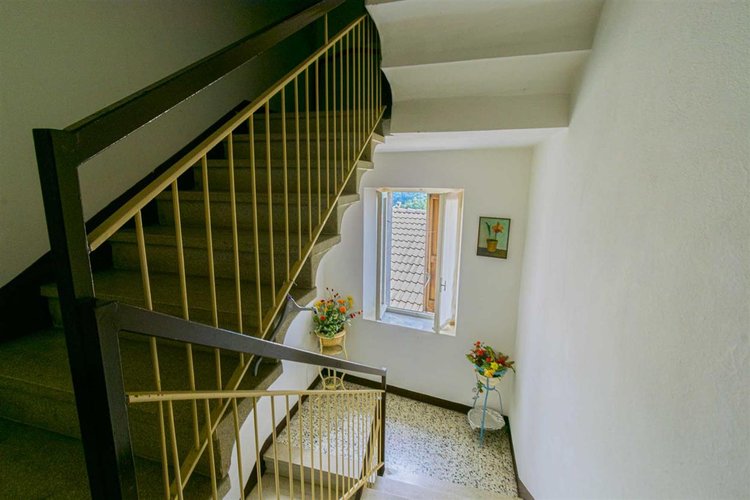 Algua immersa nel verde, porzione di casetta storica Algua