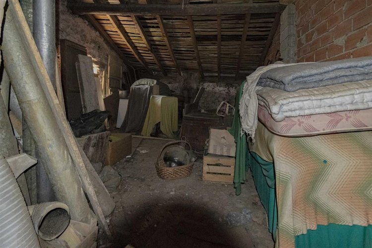 Algua immersa nel verde, porzione di casetta storica Algua