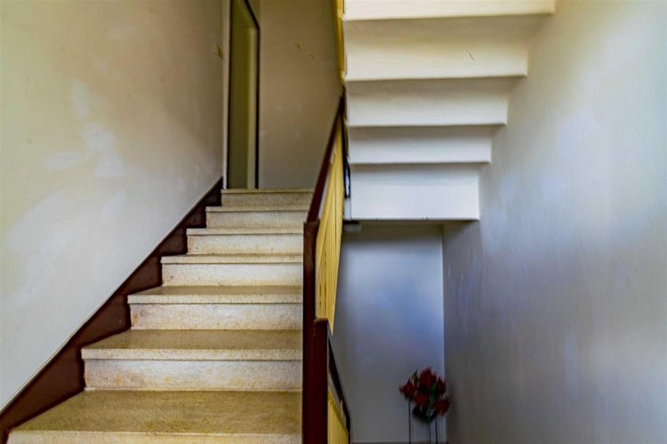 Algua immersa nel verde, porzione di casetta storica Algua