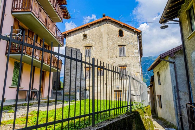 Algua immersa nel verde, porzione di casetta storica Algua