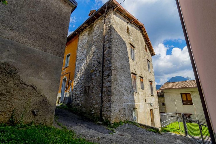 Algua immersa nel verde, porzione di casetta storica Algua