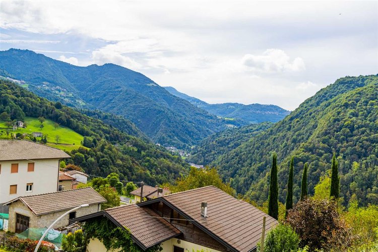 Costa Serina, imperdibile porzione di casa con godibilissimo giardino Costa Serina