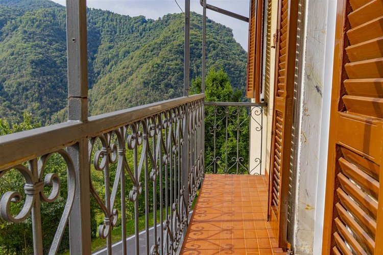 Costa Serina, imperdibile porzione di casa con godibilissimo giardino Costa Serina