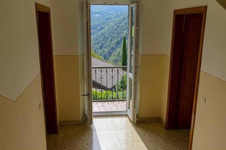 Costa Serina, imperdibile porzione di casa con godibilissimo giardino Costa Serina