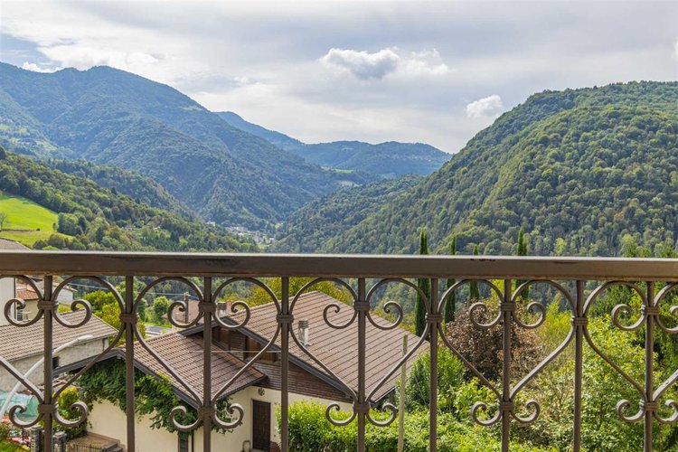 Costa Serina, imperdibile porzione di casa con godibilissimo giardino Costa Serina