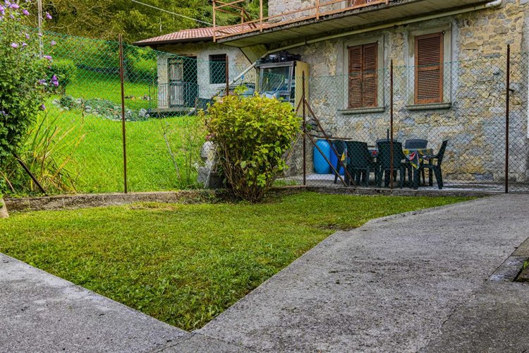 Costa Serina, imperdibile porzione di casa con godibilissimo giardino Costa Serina