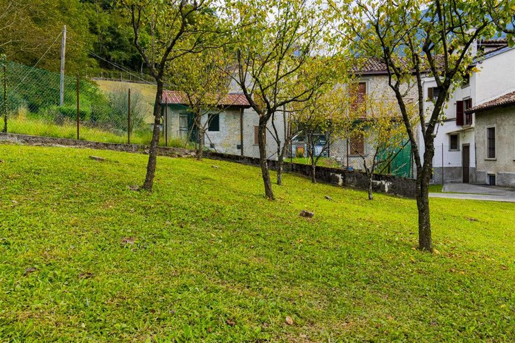 Costa Serina, imperdibile porzione di casa con godibilissimo giardino Costa Serina