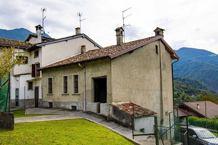 Costa Serina, imperdibile porzione di casa con godibilissimo giardino Costa Serina