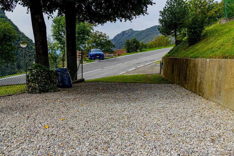 Costa Serina, imperdibile porzione di casa con godibilissimo giardino Costa Serina