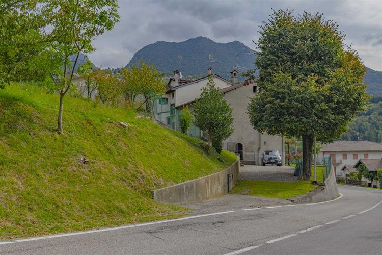 Costa Serina, imperdibile porzione di casa con godibilissimo giardino Costa Serina