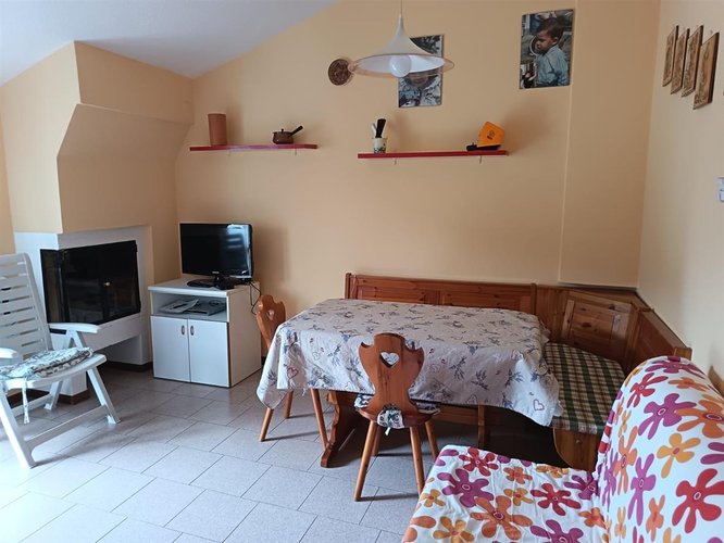 Serina Bagnella, grazioso bilocale con cantina e box auto Serina