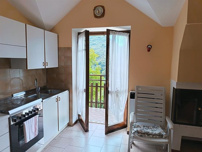 Serina Bagnella, grazioso bilocale con cantina e box auto Serina