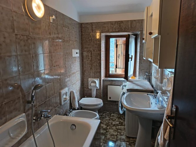 Serina Bagnella, grazioso bilocale con cantina e box auto Serina