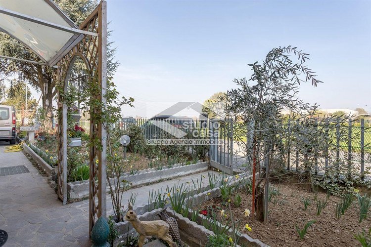 VILLA INDIPENDENTE CON AMPIO GIARDINO A VERDELLO Verdello
