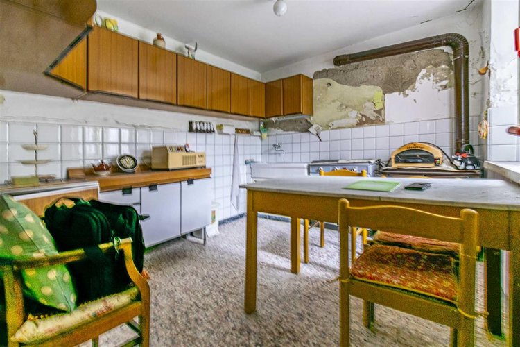 Locatello, soleggiata porzione di casa su tre piani Locatello