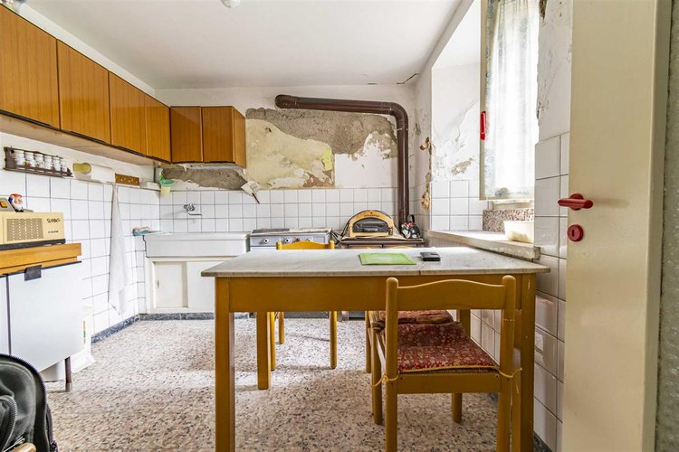 Locatello, soleggiata porzione di casa su tre piani Locatello