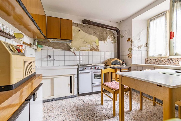 Locatello, soleggiata porzione di casa su tre piani Locatello