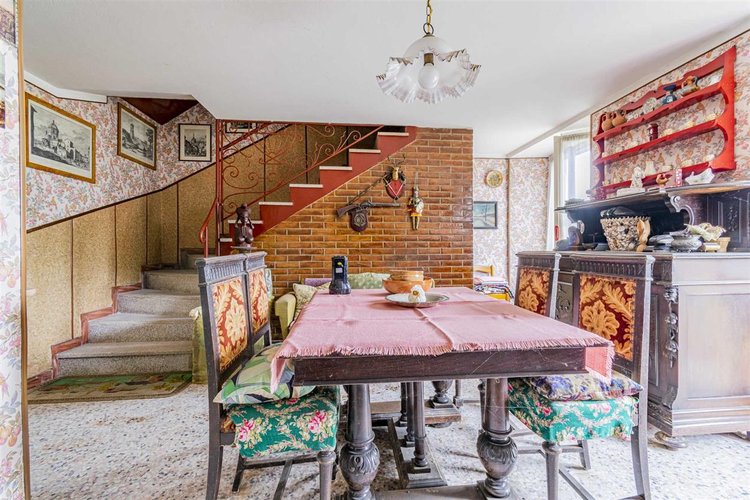 Locatello, soleggiata porzione di casa su tre piani Locatello