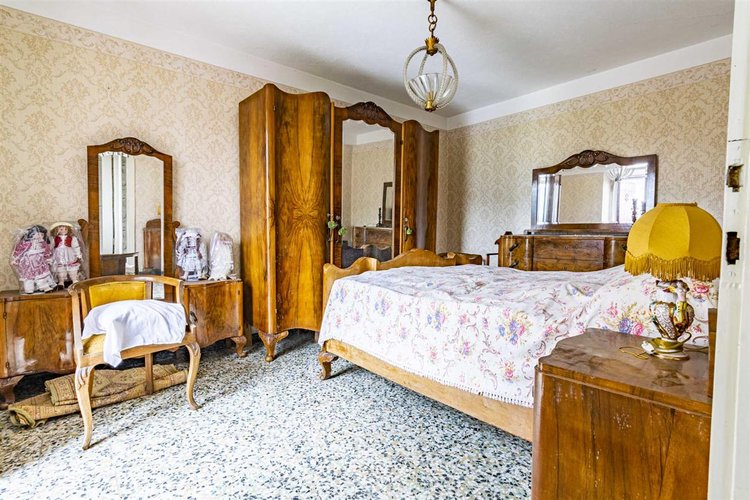 Locatello, soleggiata porzione di casa su tre piani Locatello