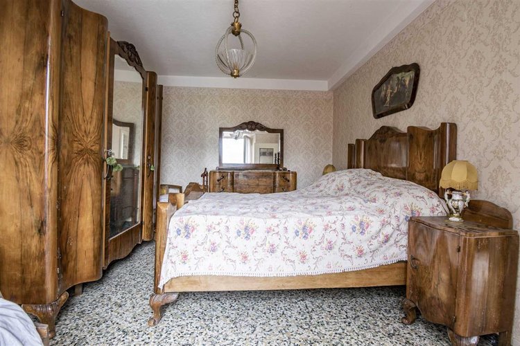 Locatello, soleggiata porzione di casa su tre piani Locatello